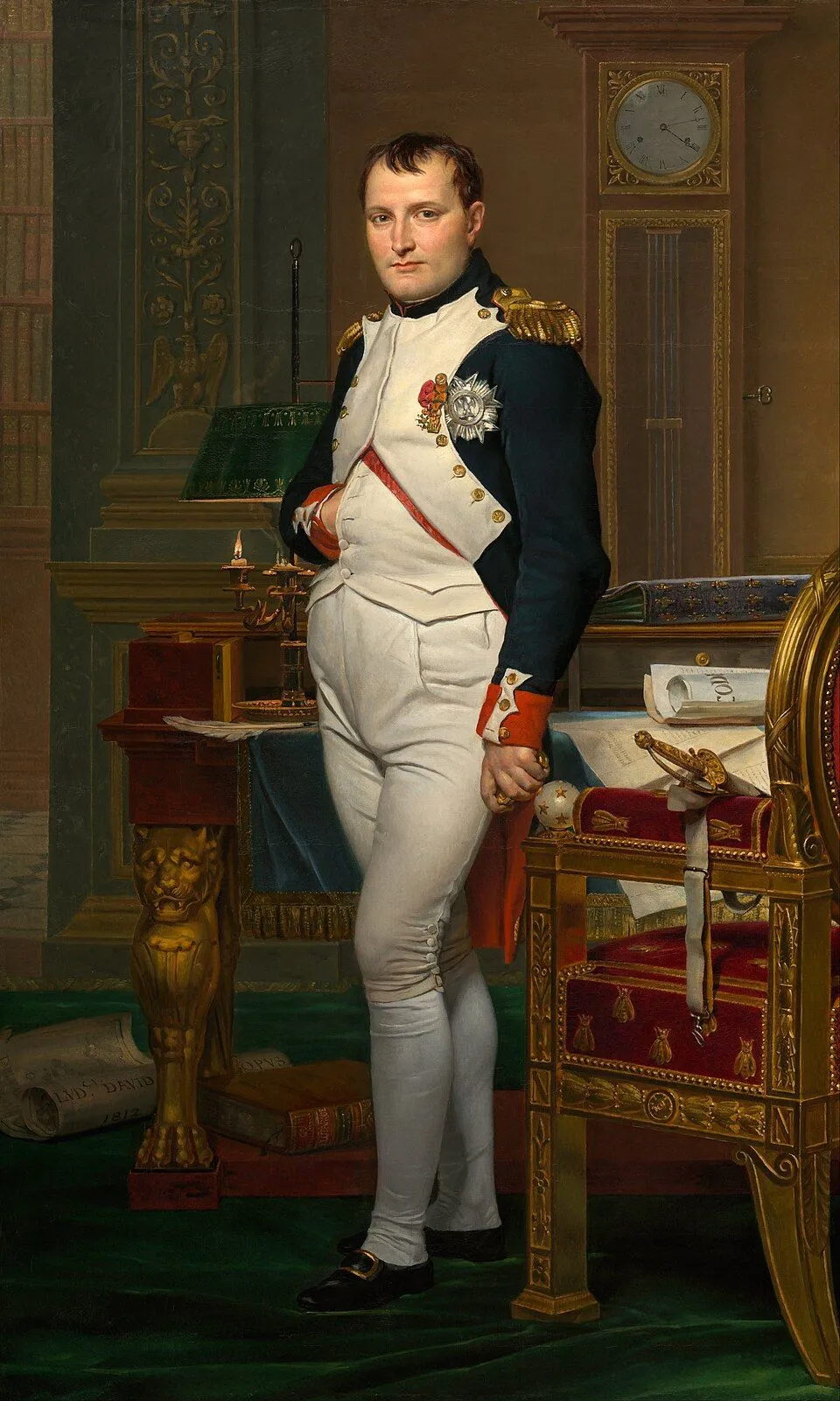Retrato de Napoleão de pé em seu gabinete, de uniforme